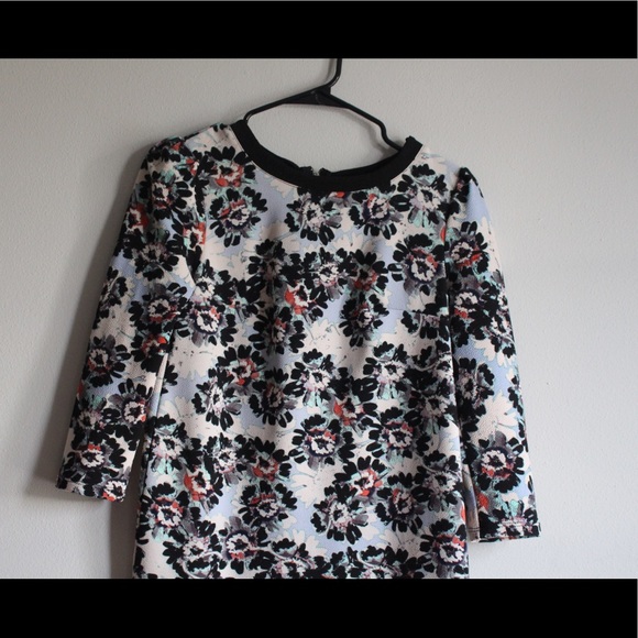 Super cute flowery dress - Picture 2 of 3